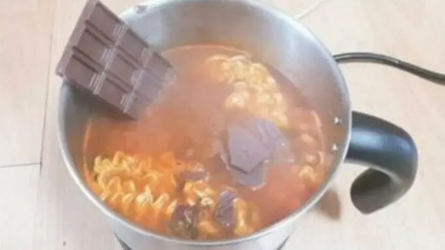 cara nyeleneh masak mi instan