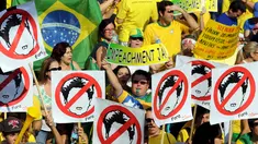 Ribuan warga membawa spanduk saat unjuk rasa mengecam skandal korupsi yang melanda para politisi dari partai Presiden Rousseff di Sao Paulo, Brasil, Minggu (16/08/2015). Unjuk rasa berlangsung lebih dari 200 kota di Brazil. (REUTERS/Paulo Whitaker)