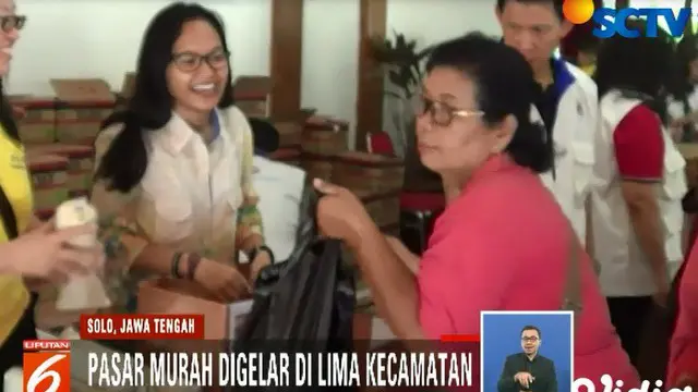 Warga Surakarta Antre dan Berdesakan Demi Sembako Murah