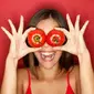 Jangan pernah menyepelekan tomat, biarpun kecil buah yang satu ini tidak hanya menyehatkan, tapi juga dapat membuat kamu tambah cantik. (Foto: amazonaws.com)