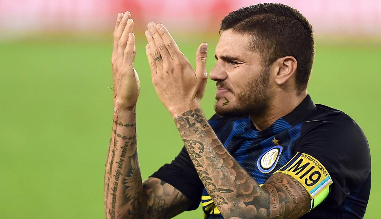Kapten Inter Milan, Mauro Icardi, menyemangati rekan-rekannya saat melawan Chievo. Kekalahan ini membuat Inter terpuruk pada posisi 19 klasemen Serie A. (AFP/Giuseppe Cacace)