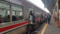 Sejumlah pengguna KRL Commuter Line Jabodetabek mengaku bakal kerepotan jika Stasiun Karet nantinya akan ditutup. Pasalnya, tempat itu jadi titik pemberhentian terdekat dari dan ke kantornya.