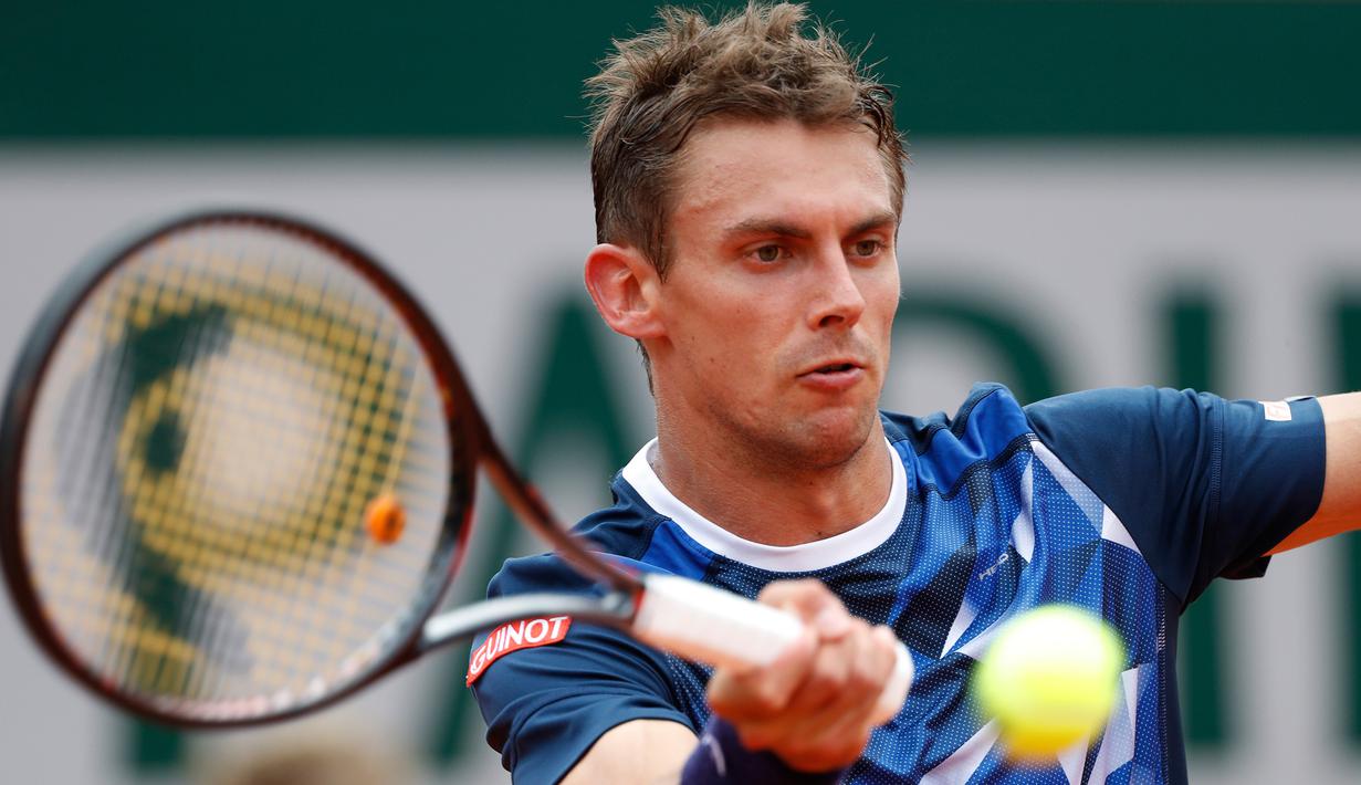 Petenis Swiss Henri Laaksonen memukul bola ke arah lawannya petenis Serbia Novak Djokovic pada putaran kedua Prancis Terbuka 2019 di Stadion Rolland Garros, Kamis (30/5/2019). Novac Djokovic berhasil melaju ke babak ketiga setelah mengandaskan Henri Laaksonen 6-1, 6-4 6-3. (AP/Jean-Francois Badias)