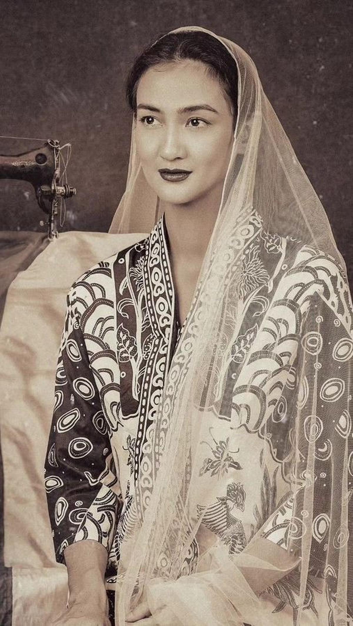 1. Atiqah Hasiholan