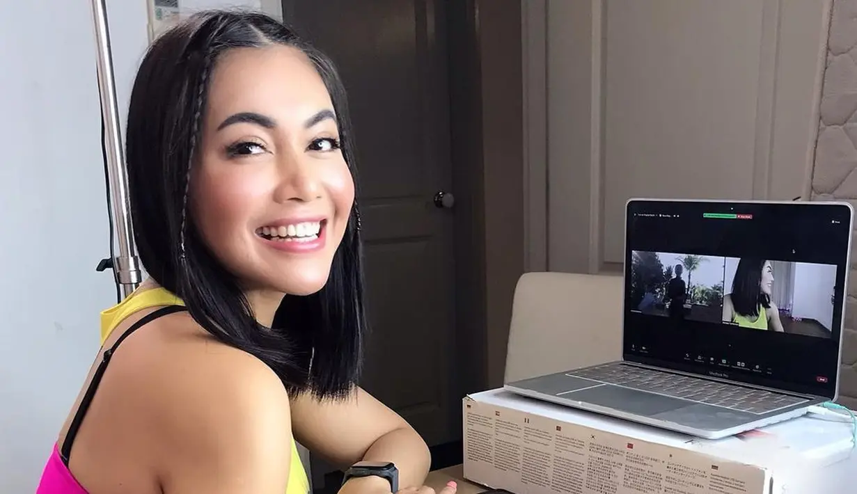 Berbeda dengan yang lainnya, Zumba  merupakan olahraga yang dapat dilakukan di dalam ruangan. Saat melakukan Zumba, Denada mengaku bahagia. Bahkan setelah melakukannya tak seperti usai berolahraga. (Instagram/denadaindonesia)