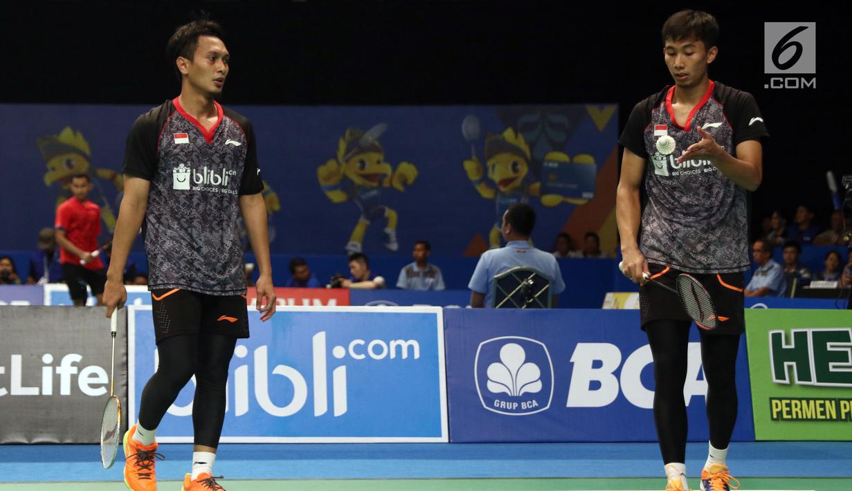 Ganda Putra Indonesia, M Ahsan/Rian Agung Saputro berjalan lemas saat laga melawan K Kedren/D Puavaranukroh (Thailand) di babak pertama Indonesia Open 2017, Jakarta, Rabu (14/6). M Ahsan/Rian kalah 21-19 17-21 21-18. (Liputan6.com/Helmi Fithriansyah)