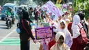 Pawai dilakukan dengan berjalan di trotoar jalan raya. (Liputan6.com/Herman Zakharia)
