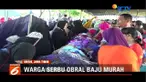 Ratusan warga Gresik, Jawa Timur, menyerbu bazar amal baju murah. Hasil penjualan baju murah nantinya akan disumbangkan untuk warga Ghouta dan Palestina.