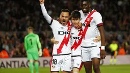 Pemain tim Rayo Vallecano merayakan setelah Alvaro Garcia (kiri) mencetak gol ke gawang Barcelona pada pertandingan lanjutan La Liga Spanyol di stadion Camp Nou di Barcelona, Spanyol, Senin (25/4/2022). Barcelona tumbang atas Rayo Vallecano 0-1. (AP Photo/Joan Monfort)