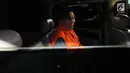 Bendahara Umum KONI, Jhonny E. Awuy memasuki mobil tahanan seusai menjalani pemeriksaan di gedung KPK, Jakarta, Kamis (20/12). KPK resmi menahan Jhonny E. Awuy setelah terjaring OTT terkait suap dana hibah dari Kemenpora ke KONI (Merdeka.com/Dwi Narwoko)