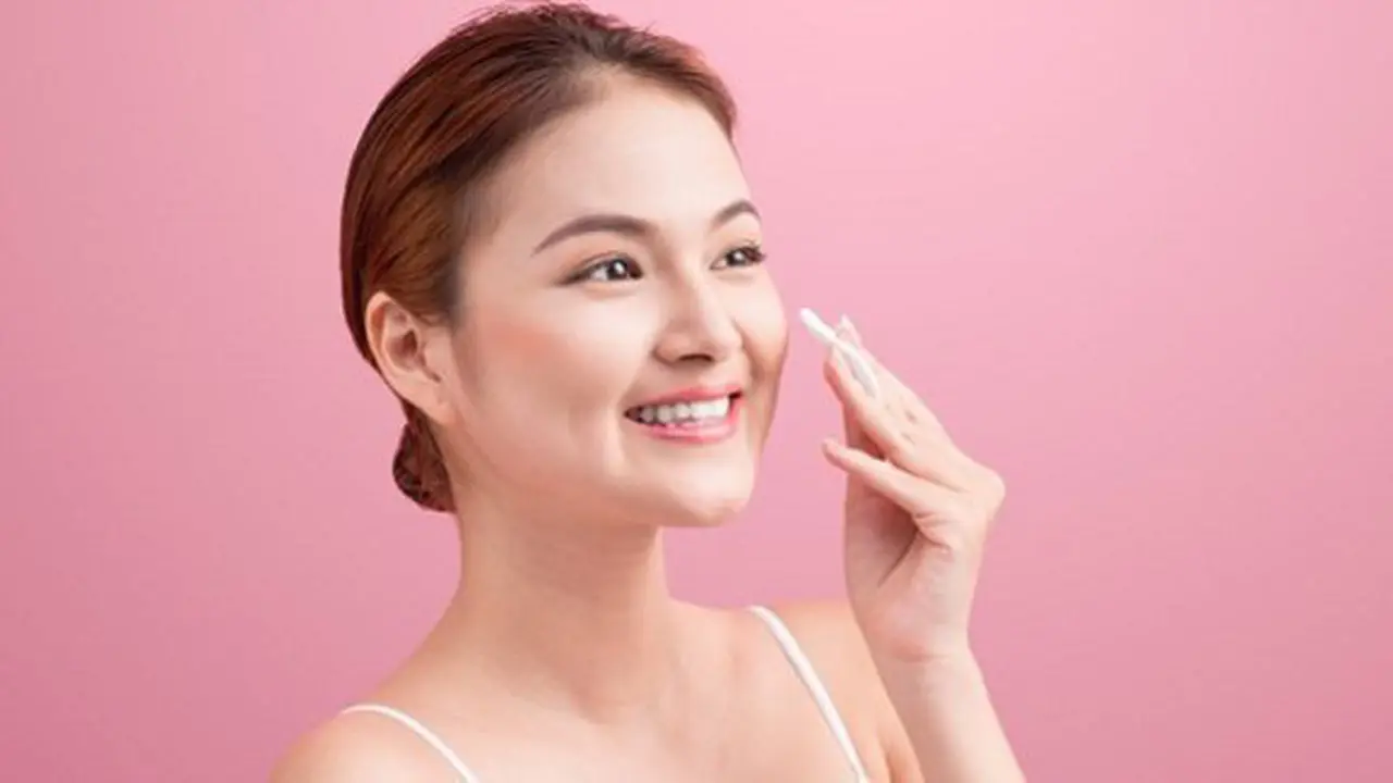 Facial mist homemade/copyright Shutterstock.com