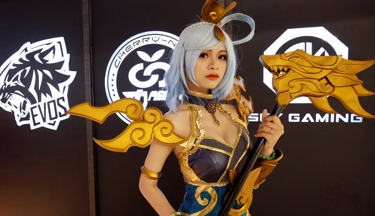 Seorang cosplayer berpose dalam acara League of Legends Mid-Season Invitational 2019 di GG Stadium, Ho Chi Minh, Vietnam  (7/5/2019). Turnamen e-sport ini digelar 1 hingga 19 Mei. (Reuters/Kham)
