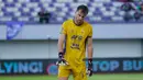 Kiper Persik Kediri, Leonardo Navacchio, tertunduk lesu setelah timnya ditaklukkan Persita Tangerang dalam laga lanjutan BRI Super League 2025/2026 di Stadion Indomilk Arena, Minggu (21/12/2025) sore WIB. (Bola.com/ M Iqbal Ichsan)