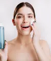 Seorang perempuan sedang membersihkan wajahnya menggunakan micellar water (Foto Dok: Freepik/lookstudio).