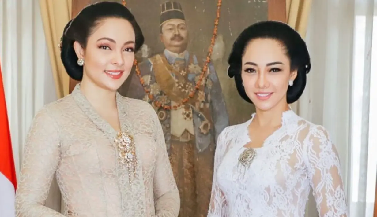 Selain dikenal sebagai dokter dan pengacara, Reisa Broto Asmoro dan Dea Tunggaesti juga terjun ke dunia modeling. Tentunya sudah banyak yang tahu, Reisa pernah wakili DI Yogyakarta dalam kontes Puteri Indonesia 2010. Punya kesibukan masing-masing, namun kakak dan adik ini selalu luangkan waktu bersama. Jarang tersorot, namun Reisa dan Dea cukup sering unggah foto kebersamaan di media sosial. (Liputan6.com/IG/@rdeatunggaesti)