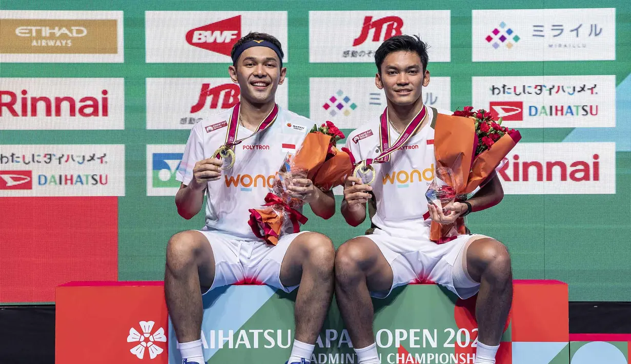 Ganda putra Indonesia Fajar Alfian dan Muhammad Shohibul Fikri merayakan kemenangan atas ganda putra Korea Selatan Kim Won-ho dan Seo Seung-jae usai pertandingan final ganda putra turnamen bulu tangkis Japan Open di Tokyo Gymnasium, Tokyo, pada 19 Juli 2026. (AFP/  Yuichi Yamazaki)