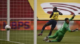 Pemain Ekuador Moises Caicedo mencetak gol ke gawang Uruguay pada pertandingan kualifikasi Piala Dunia 2022 di Stadion Casa Blanca, Quito, Ekuador, Selasa (13/10/2020). Pertandingan dimenangkan Ekuador dengan skor 4-2. (Rodrigo Buendia/Pool via AP)