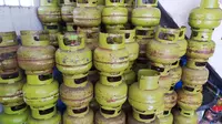 Nampak tumpukan gas LPG 3 kg di salah satu pangkalan gas di Garut, Jawa Barat. Pertamina memastikan pasokan gas bersubsidi cukup tersedia selama ramadan berlangsung tahun ini. (Liputan6.com/Jayadi Supriadin)