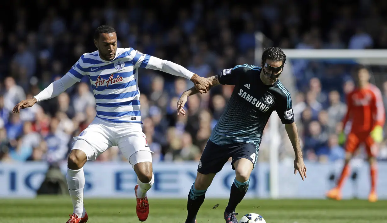 Matt Philips (kiri) berebut bola dengan Cesc Fabregas (kanan) di pertandingan English Premier League antara QPR dan Chelsea di Loftus Road stadion di London, Minggu, April 12, 2015. (AP Photo / Matt Dunham)