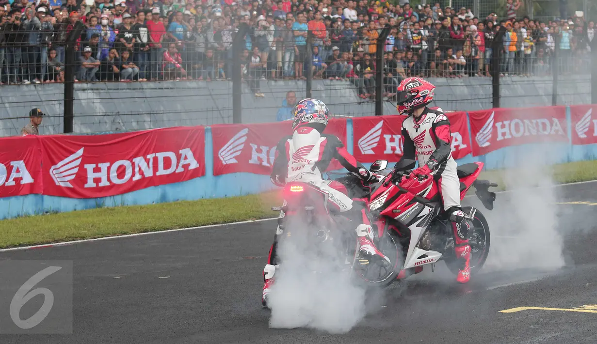 Pebalap Repsol Honda Marc Marquez dan Dani Pedrosa saat beraksi di Sentul, Jabar, Minggu (14/2/2016). Marquez dan Pedrosa memberikan aksi dan kejutan bagi para fans mereka yang berada di Indonesia. (Liputan6.com/Angga Yuniar)