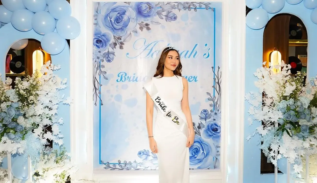 Aaliyah Massaid tak kalah memesona di momen bridal shower jelang pernikahannya. Istri Thariq Halilintar itu memilih gaun tanpa lengan warna putih yang juga simple dan elegan. [@aaliyah.massaid’.
