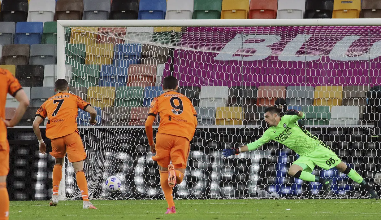 Penyerang Juventus, Cristiano Ronaldo saat mencetak gol lewat titik penalti menit 83 pada pertandingan Liga Italia di di stadion Dacia Arena di Udine, Italia, Senin (3/5/2021). Tambahan tiga poin membuat Juventus naik ke posisi tiga klasemen dengan 69 poin. (Andrea Bressanutti/LaPresse via AP)