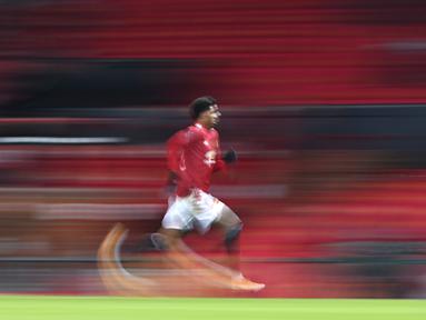 Penyerang andalan Manchester United, Marcus Rashford berlari kencang dalam pertandingan Piala FA di Old Trafford. (Foto: AP/Pool/Laurence Griffiths)