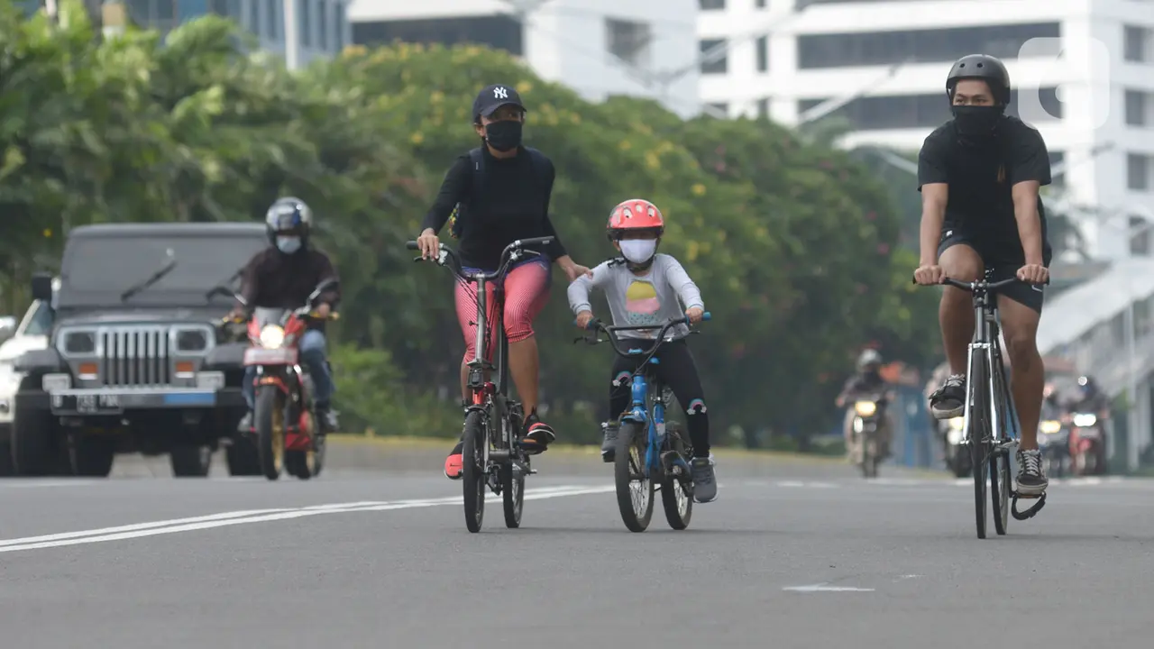 Warga Manfaatkan Libur Panjang dengan Bersepeda