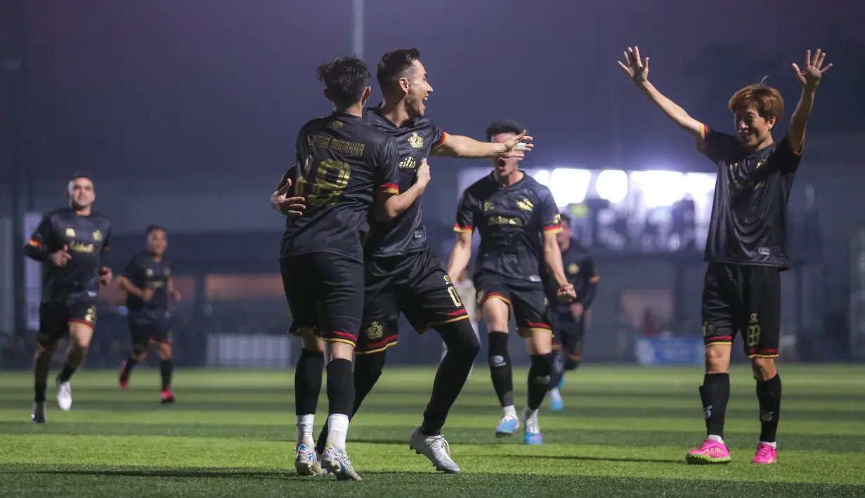 Selebrasi pemain Selebritis FC setelah Darius Sinathrya (tengah) berhasil menjebol gawang Colossus FC pada laga Celebrity Trofeo Cup 2023 yang beralangsung di DM Sport, Ciledug, Tangerang, Minggu (29/10/2023). (Bola.com/Bagaskara Lazuardi)