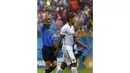 Pemain belakang AS, Omar Gonzalez (kanan) harus menerima kartu kuning dari wasit Ravshan Irmatov di laga penutup penyisihan Piala Dunia 2014 Grup G di Stadion Pernambuco, Recife, Brasil, (26/6/2014). (REUTERS/Tony Gentile)  