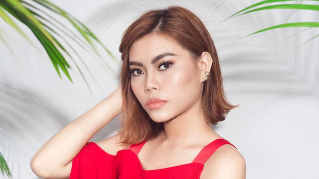 serius ketus dingin jutek cantik dewasa mandiri