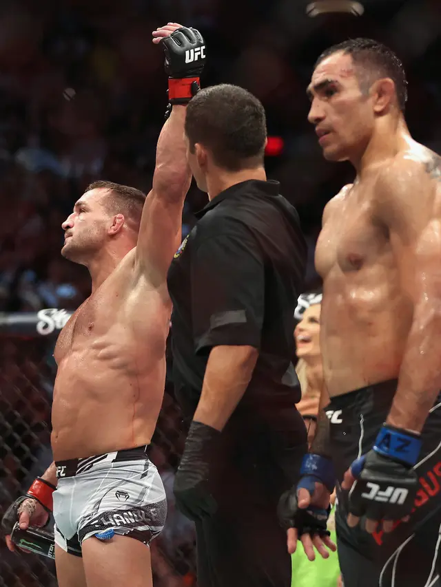 FOTO: Michael Chandler Menang KO Lawan Tony Ferguson di UFC 274