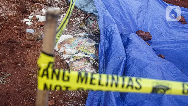 Barang Diduga Bansos Presiden Ditemukan Tertimbun di Depok