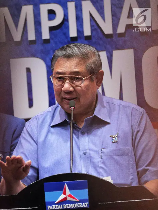 Ketum Partai Demokrat Susilo Bambang Yudhoyono menyampaikan keterangan di DPP Demokrat, Jakarta, Senin (30/10). Keterangan tersebut di balik sikap partainya menerima Perppu 2/2017 untuk diundangkan menjadi UU Ormas. (Liputan6.com/Faizal Fanani)