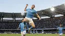 Pemain Napoli, Scott McTominay melakukan selebrasi setelah mencetak gol cepat pada detik ke-25 saat laga lanjutan Liga Italia 2024/2025 melawan Como yang berlangsung di Stadion Diego Armando Maradona, Naples, Italia, Jumat (04/10/2024) WIB. (AP Photo/LaPresse/Alessandro Galofaro)