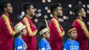 Pemain Indonesia bersama anak-anak menyanyikan Indonesia Raya saat pertandingan melawan Laos pada laga Asian Games di Stadion Patriot, Jawa Barat, Jumat (17/8/2018). Indonesia menang 3-0 atas Laos. (Bola.com/Vitalis Yogi Trisna)