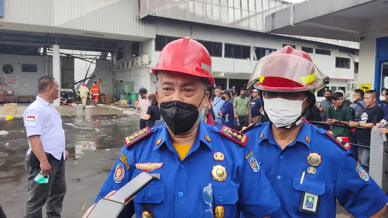 Kabid Pengendalian Operasional Dinas Damkar Kota Depok, Welman Naipospos saat ditemui di lokasi kebakaran gudang JNE Cimanggis Depok