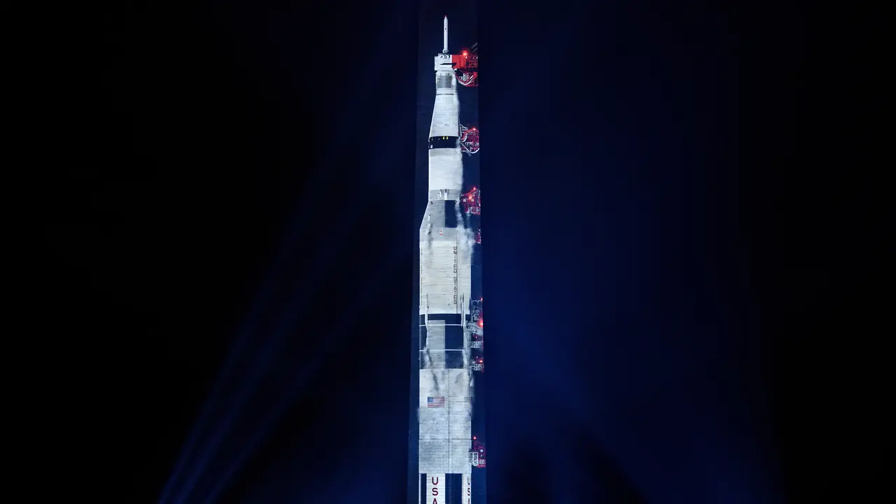 Monumen Washington Berubah Jadi Roket Saturn V