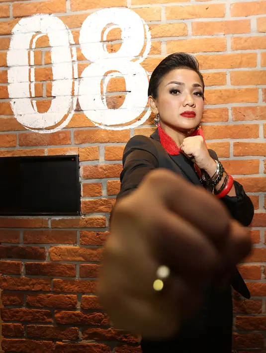 "10 jam ini push up, shit up, segala macam pemanasan, koreografi, jadi selama 10 jam. Break cuma ke toilet, makan, sisanya tidur," ujar Nirina Zubir di kawasan Thamrin, Jakarta Pusat, Senin (4/12/2017).   (Bambang E.Ros/Bintang.com)