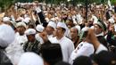 Massa dari ormas Islam berorasi menyampaikan kecaman terhadap Basuki Tjahaja Purnama di Balai Kota Jakarta, Jumat (14/10). Mereka berdemonstrasi terkait pernyataan Ahok yang dinilai menyinggung satu golongan masyarakat. (Liputan6.com/Immanuel Antonius)