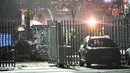 Petugas mengecek puing-puing helikopter yang jatuh di tempat parkir di luar Stadion King Power di Leicester, Inggris (27/10). Srivaddhanaprabha diketahui ikut menonton pertandingan dan duduk di tribun VVIP, BBC melaporkan. (AFP Photo/Ben Stansall)