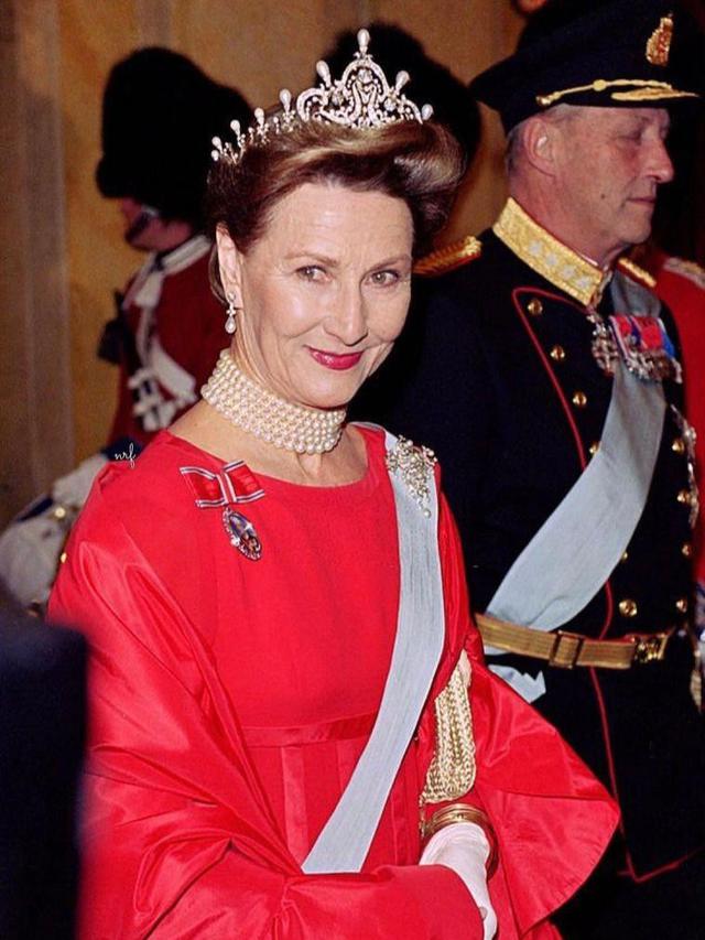 Ratu Sonja dari Norwegia bersama Raja Harald saat menghadiri gala performance di Copenhagen, dalam perayaan ulang tahun Ratu Margrethe ke-60 pada 15 April 2000. (Instagram/@norwegianroyalfamily)