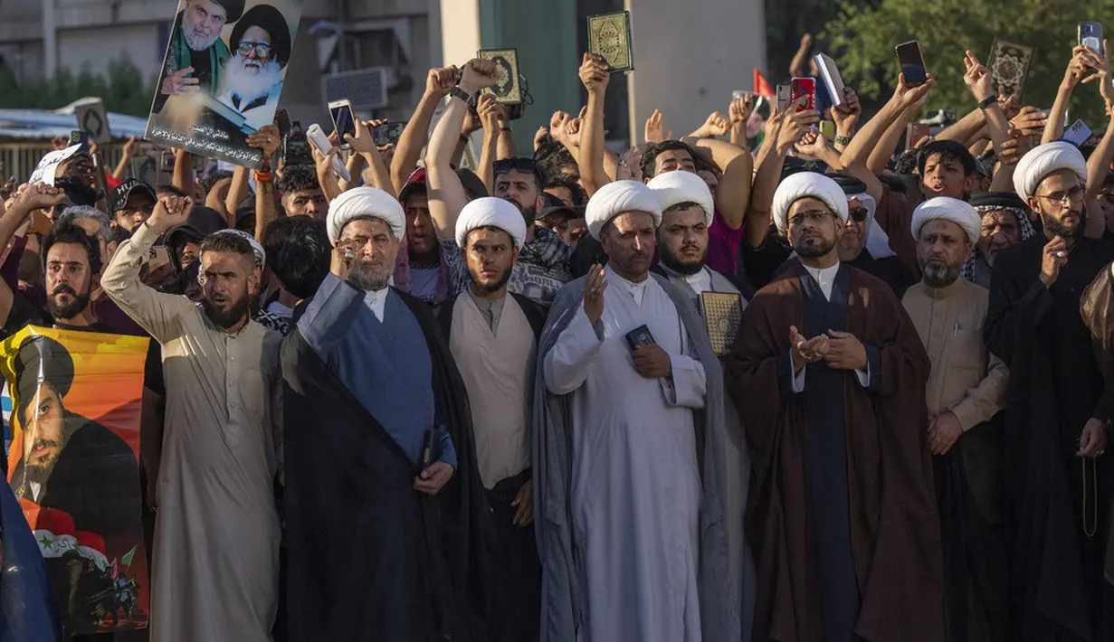 <p>Indonesia menilai bahwa tindakan pembakaran Alquran di Swedia sangat mencederai perasaan umat muslim dan tidak bisa dibenarkan. Dalam pernyataannya, Kemlu RI juga menyebut kebebasan berekspresi harus pula menghormati nilai dan kepercayaan agama lain. (AP Photo/Hadi Mizban)</p>
