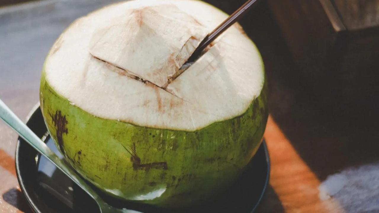 6. Air Kelapa: Kaya Elektrolit, Rendah Kalori