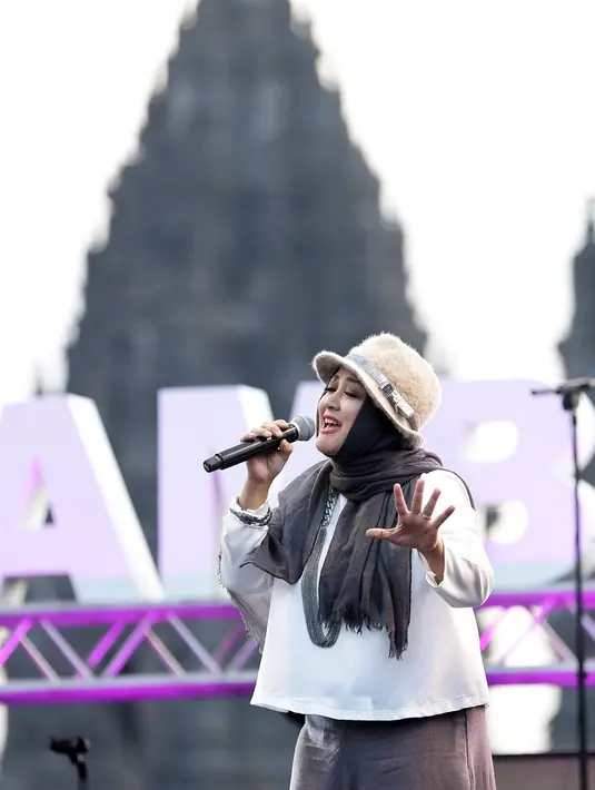 Penyanyi Rida Farida saat membawakan lagu selama Prambanan Jazz Festival 2019 di Pelataran Candi Prambanan, Yogyakarta, Sabtu (6/7/2019). Selama dua tahun hilang dari dunia musik, personel RSD mempunyai kegiatan masing-masing. (Fimela.com/Bambang E.Ros)