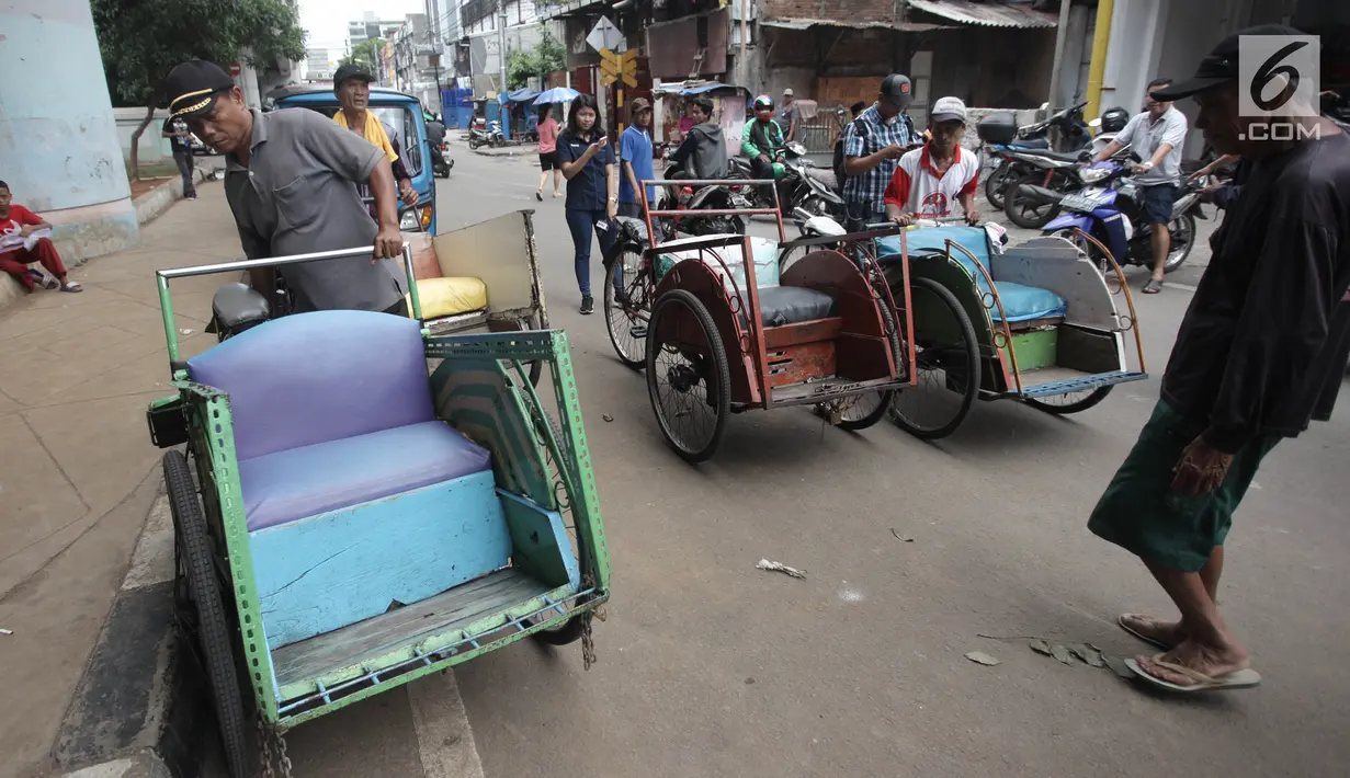 Sejumlah tukang becak yang berada di Kolong Flyover Bandengan Utara, Jakarta, Kamis (25/1). Diketahui, para tukang becak asal Jawa ini datang ke Jakarta untuk dilakukan pendataan oleh pihak Dinas Perhubungan dan Satpol PP. (Liputan6.com/Arya Manggala)