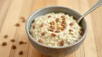 Oatmeal Scrub bisa jadi cara sederhana hilangkan komedo di hidung. Foto dibuat oleh AI.