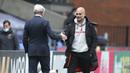 Manajer tim Crystal Palace, Roy Hodgson (kiri) menyalami manajer tim Manchester City, Pep Guardiola usai berakhirnya laga lanjutan Liga Inggris 2020/2021 pekan ke-34 di Selhurst Park, London, Sabtu (1/5/2021). Crystal Palace kalah 0-2 dari Manchester City. (AP/Catherine Ivill/Pool)