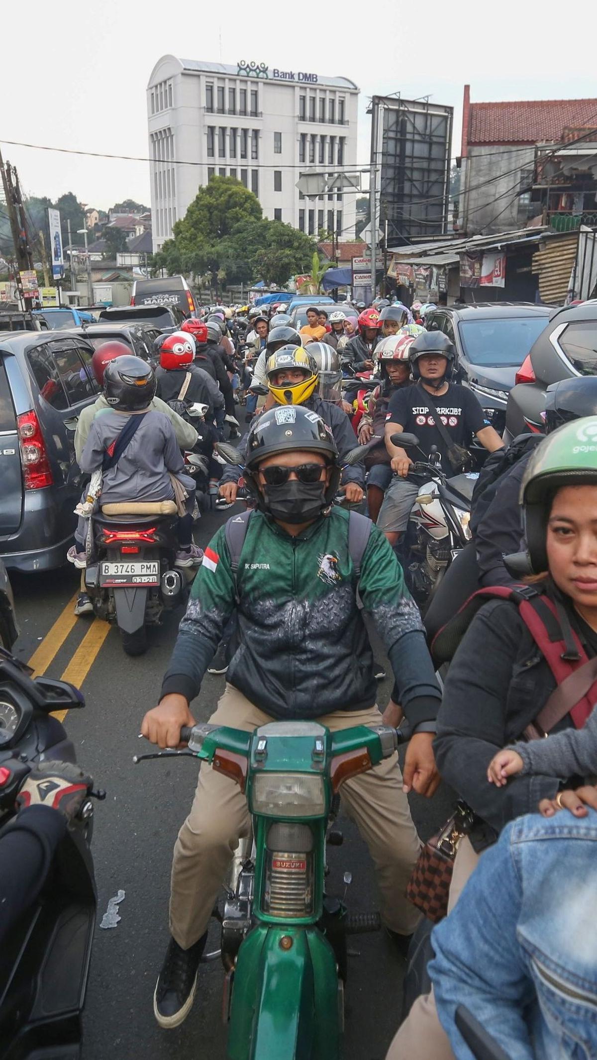 Ribuan kendaraan roda empat  dan roda dua saat terjebak kemacetan parah di kawasan Ciawi, Bogor. Foto: merdeka.com / Arie Basuki