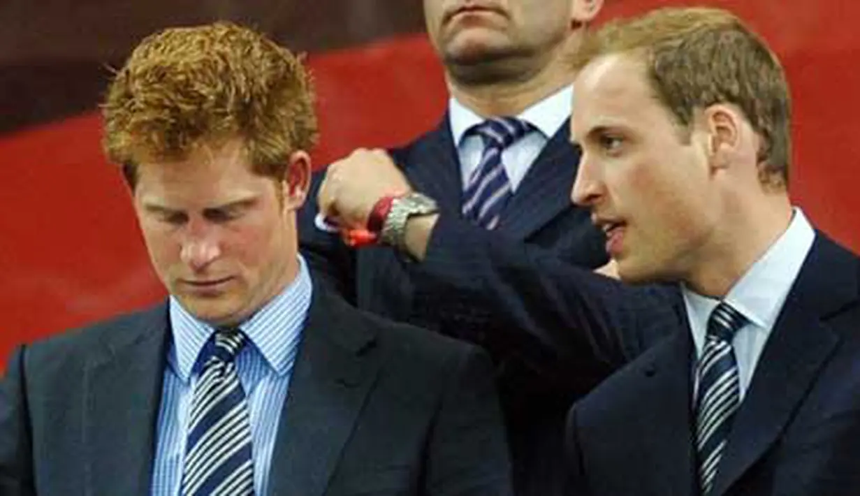 Pangeran William (kanan) bercakap-cakap dengan adiknya Pangeran Harry (kiri) di laga penyisihan Grup C PD 2010 antara Inggris vs Aljazair di Cape Town Stadium, Cape Town, 18 Juni 2010. AFP PHOTO / PAUL ELLIS 